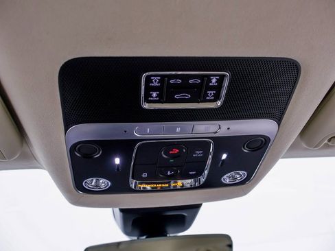 Used 2024 Bentley Flying Spur V8 image 25