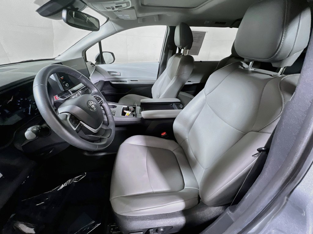 Certified 2025 Toyota Sienna XLE FWD image 18