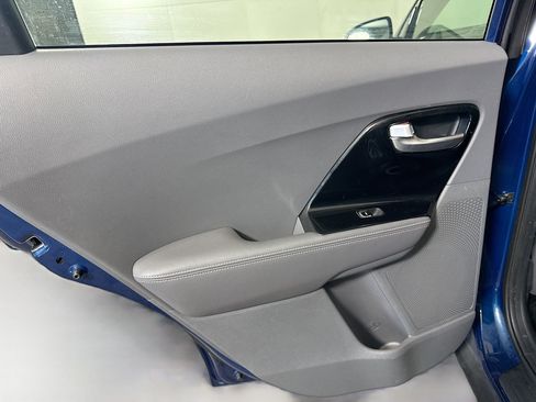 Used 2018 Kia Niro EX image 26
