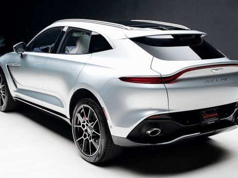 Used 2022 Aston Martin DBX image 23