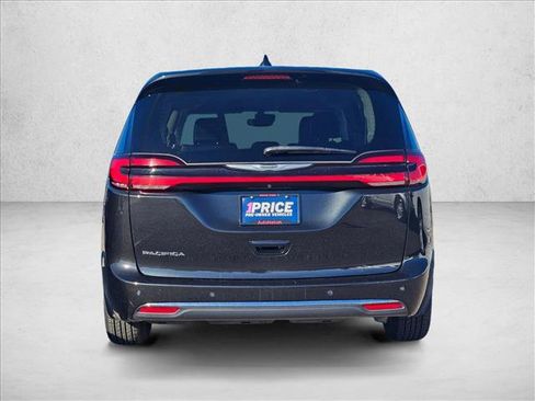 Used 2023 Chrysler Pacifica Touring-L image 6
