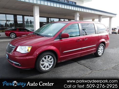 Used 2016 Chrysler Town & Country Touring image 1