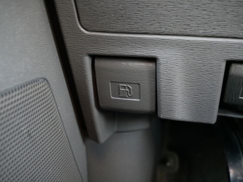 Used 2015 Toyota Sienna L image 34