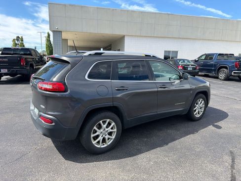 Used 2016 Jeep Cherokee Latitude w/ Safety/Convenience Group AWD/4WD image 6
