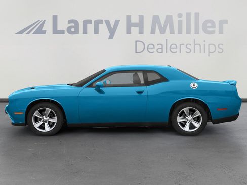 Used 2019 Dodge Challenger SXT image 3