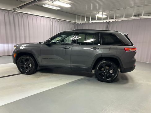 Used 2025 Jeep Grand Cherokee Altitude image 4