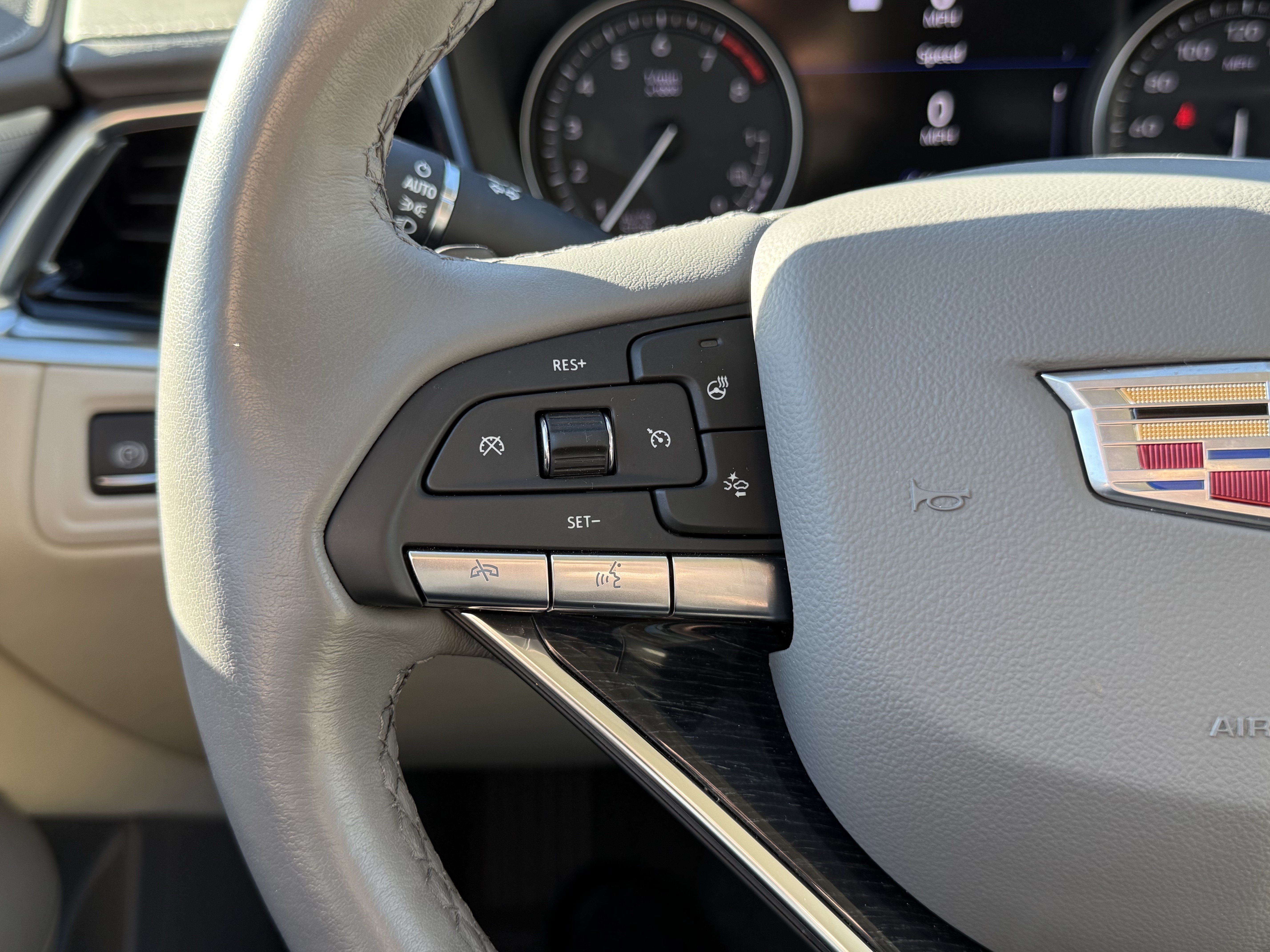 Used 2025 Cadillac XT6 Premium Luxury w/ Technology Package FWD image 17