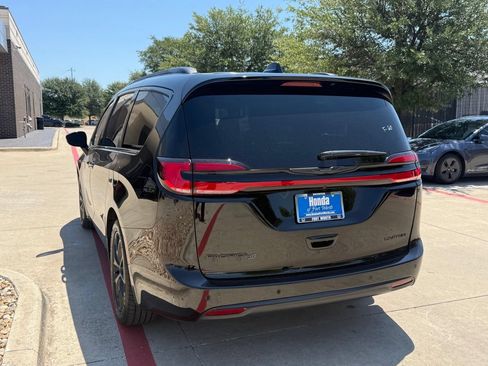 Used 2025 Chrysler Pacifica Limited FWD image 5