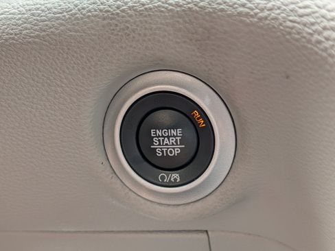 Used 2024 Chrysler Pacifica Limited FWD image 29