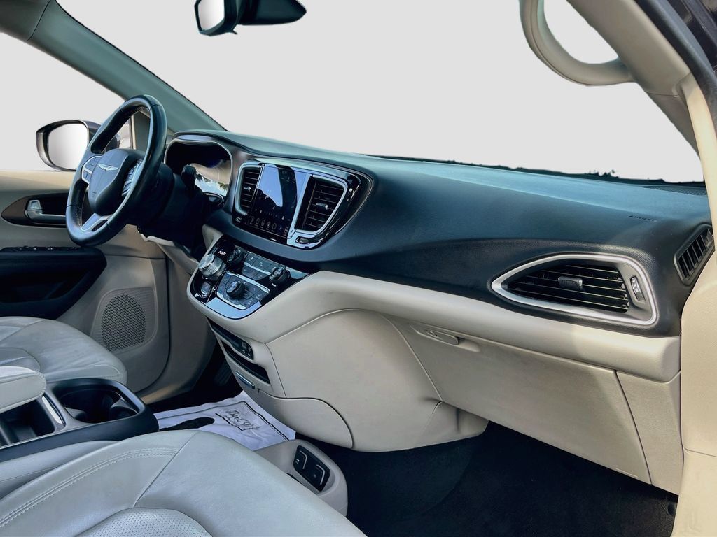 Used 2018 Chrysler Pacifica Touring-L w/ Premium Audio Group FWD image 29