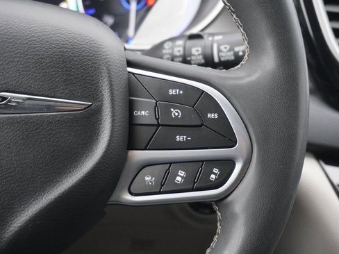 Used 2023 Chrysler Pacifica Touring-L image 23