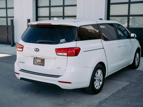 Used 2017 Kia Sedona LX image 8