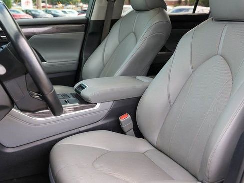 Used 2021 Toyota Highlander Limited image 13