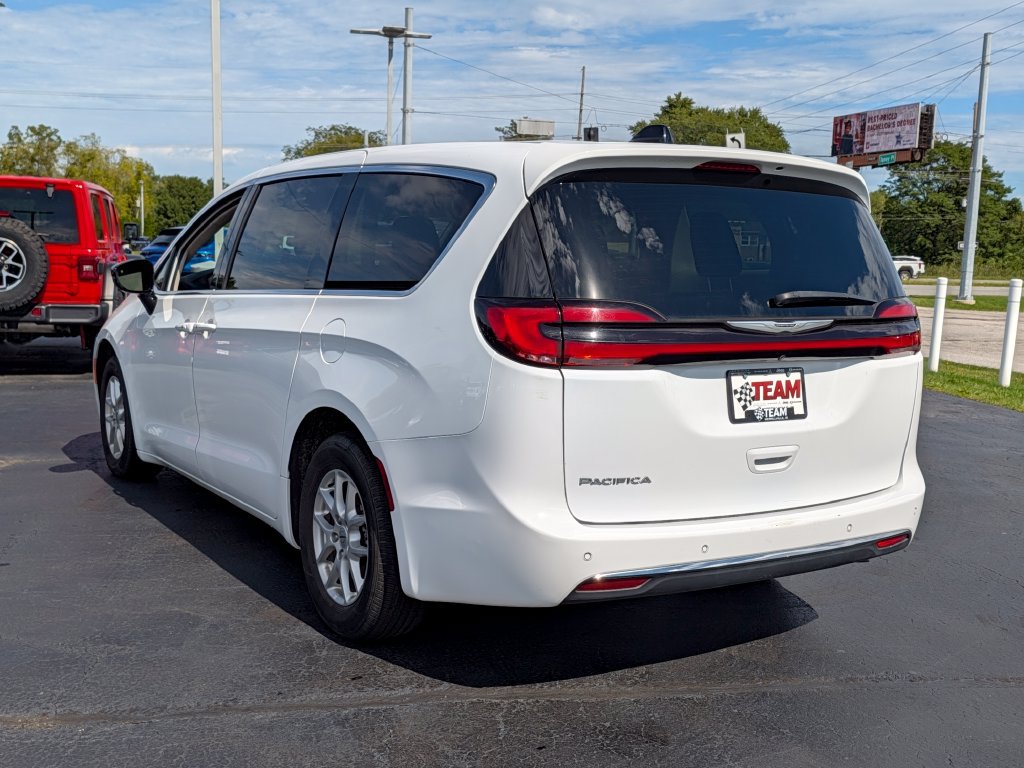 Used 2024 Chrysler Pacifica Touring-L FWD image 5