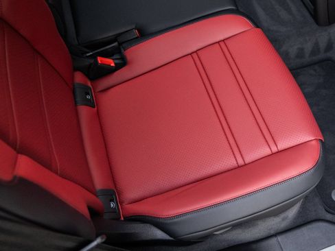 Certified 2025 Porsche Cayenne AWD/4WD image 36