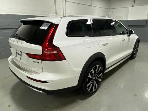 Used 2025 Volvo V60 B5 Cross Country Ultra AWD/4WD image 3