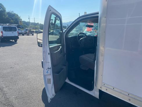 Used 2017 Chevrolet Express 4500 Extended RWD image 5