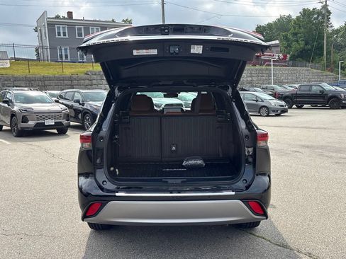 Used 2024 Toyota Highlander Platinum AWD/4WD image 6