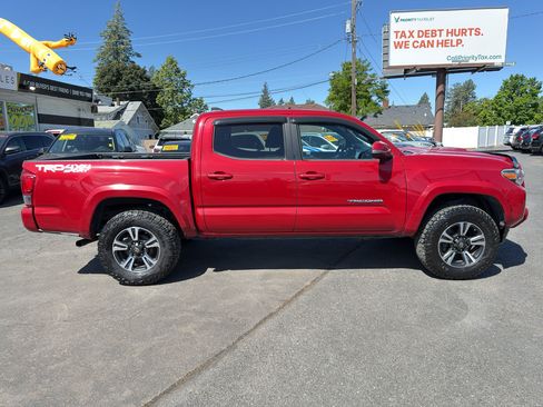 Used 2017 Toyota Tacoma TRD Sport w/ Tow Package AWD/4WD image 9