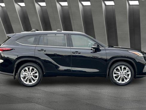 Used 2024 Toyota Highlander LE image 3