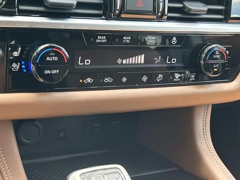 Used 2025 Nissan Pathfinder Platinum w/ Black Appearance Package AWD/4WD image 36