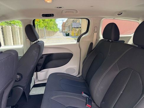 Used 2020 Chrysler Voyager L FWD image 26