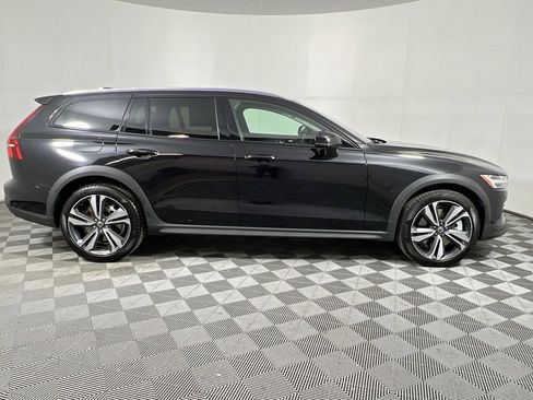 Used 2025 Volvo V60 B5 Cross Country Plus image 11