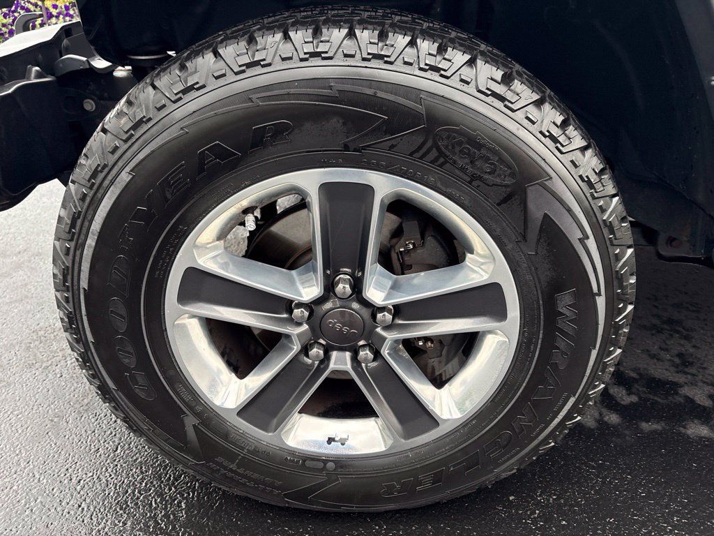 Used 2018 Jeep Wrangler Unlimited Sahara AWD/4WD image 9