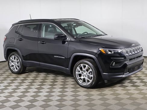 Used 2022 Jeep Compass Latitude image 2