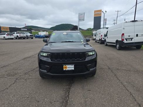 Used 2023 Jeep Grand Cherokee Altitude AWD/4WD image 3