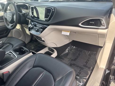 Used 2024 Chrysler Pacifica Touring-L FWD image 12