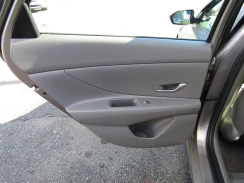 Used 2021 Hyundai Elantra SE image 16