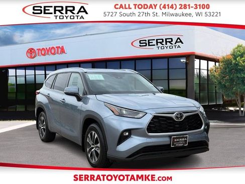 Used 2022 Toyota Highlander XLE AWD/4WD image 1