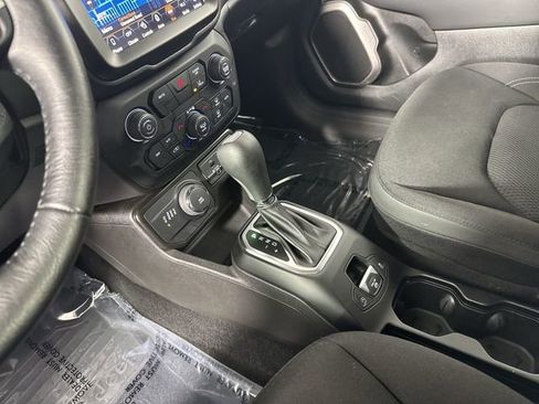 Used 2023 Jeep Renegade Latitude w/ Premium Group image 18