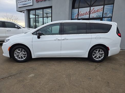 New 2026 Chrysler Pacifica Select image 5