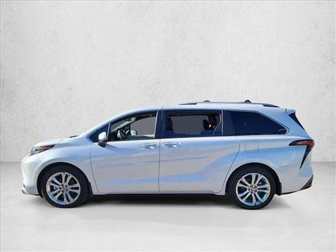 Used 2024 Toyota Sienna Platinum image 8