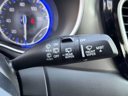 Used 2024 Chrysler Pacifica Touring-L FWD image 25