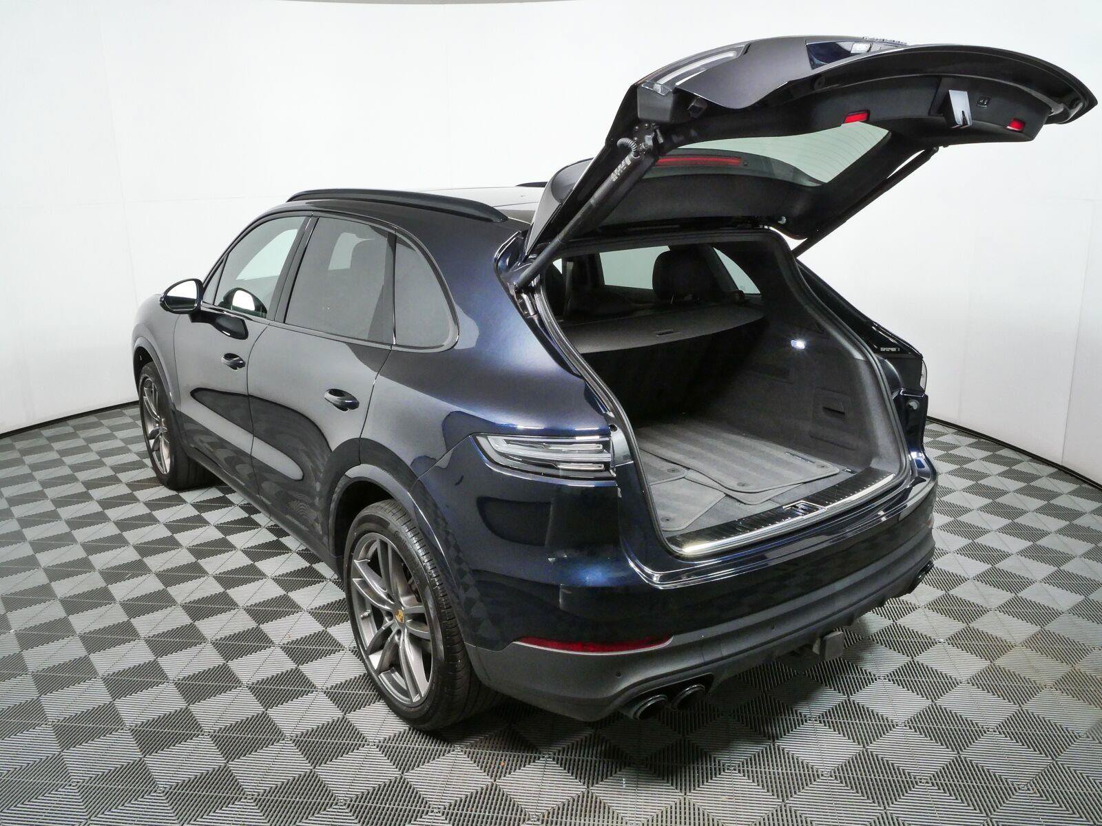 Certified 2023 Porsche Cayenne Platinum Edition AWD/4WD image 34