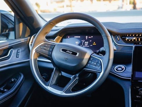 New 2025 Jeep Grand Cherokee Limited w/ Black Appearance Package image 16