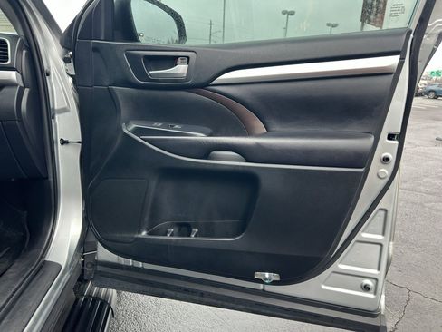 Used 2019 Toyota Highlander XLE image 26