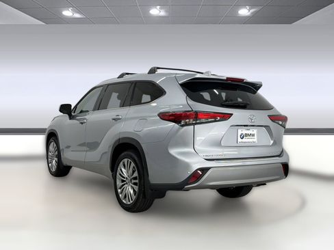 Used 2023 Toyota Highlander Platinum FWD image 3