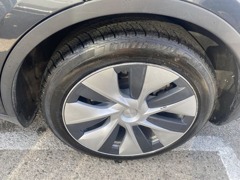 Used 2024 Tesla Model Y 2WD image 28