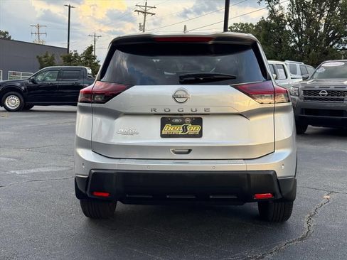 Certified 2025 Nissan Rogue SV FWD image 4