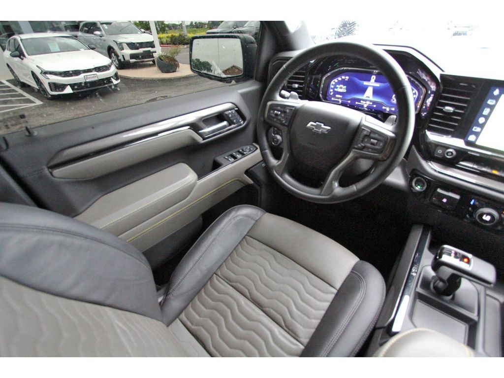 Used 2025 Chevrolet Silverado 1500 ZR2 w/ Technology Package AWD/4WD image 9