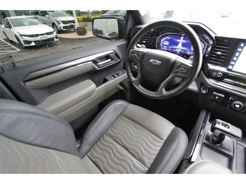 Used 2025 Chevrolet Silverado 1500 ZR2 w/ Technology Package AWD/4WD image 9