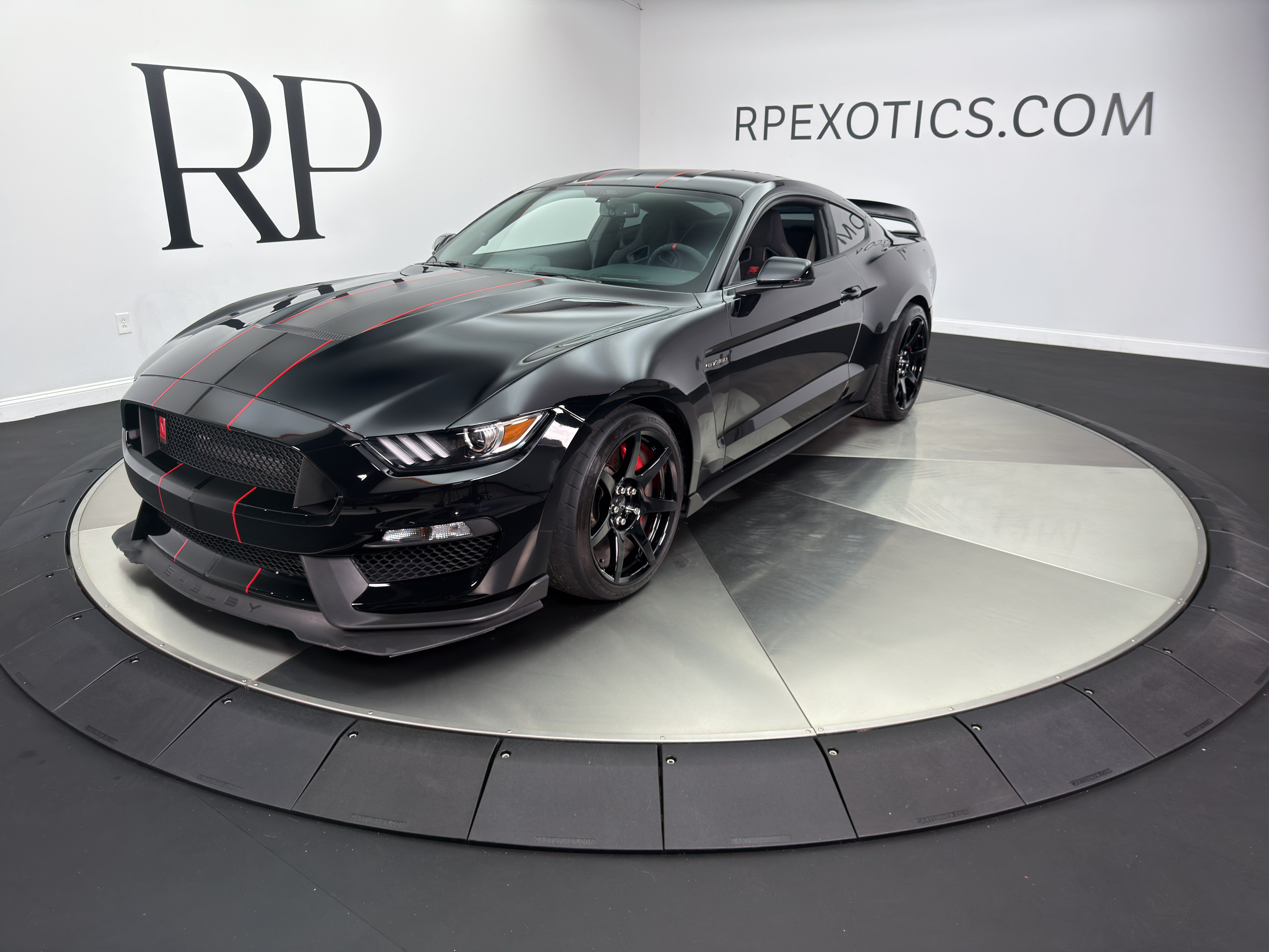Used 2019 Ford Mustang Shelby GT350R w/ GT350R Equipment Group 920A RWD image 1