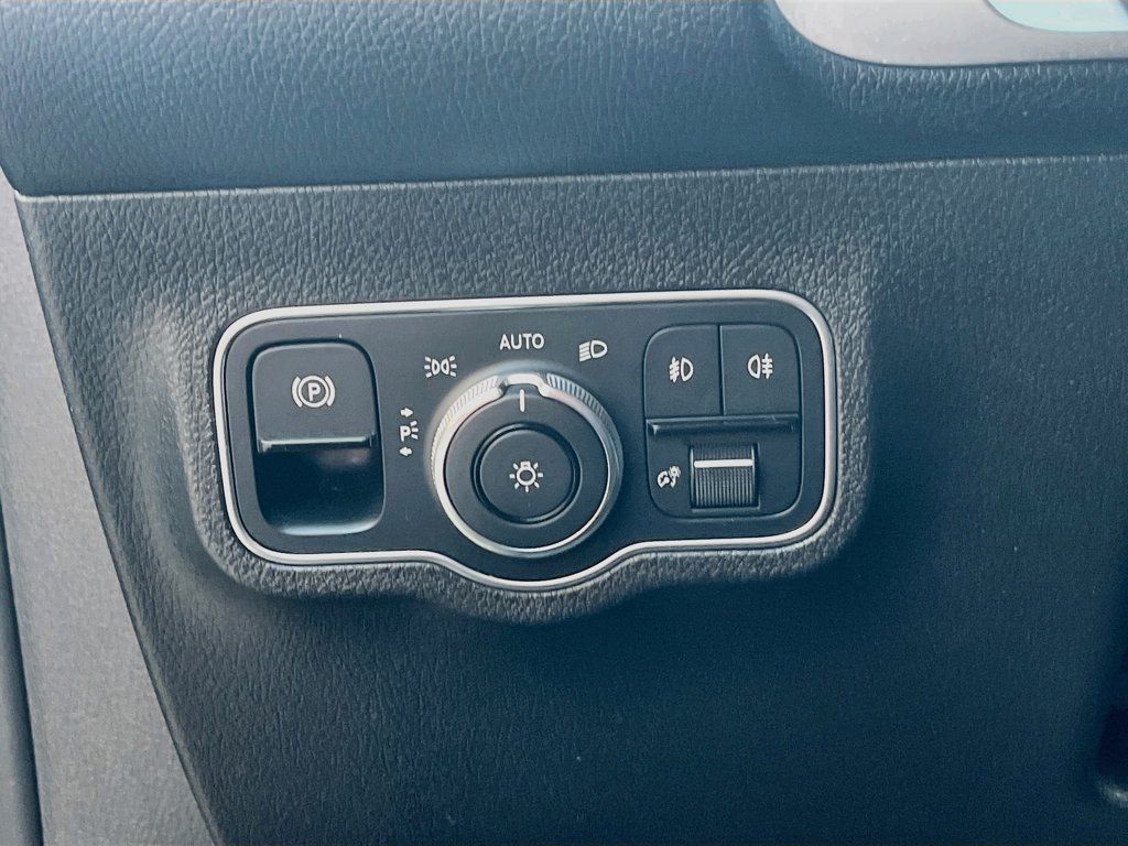 Used 2022 Mercedes-Benz GLB 250 image 10