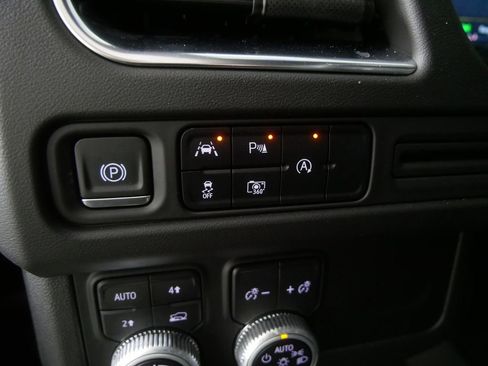 Used 2023 GMC Yukon SLT image 16