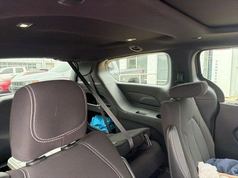 Used 2021 Chrysler Pacifica Touring w/ Uconnect Theater Family Group image 10