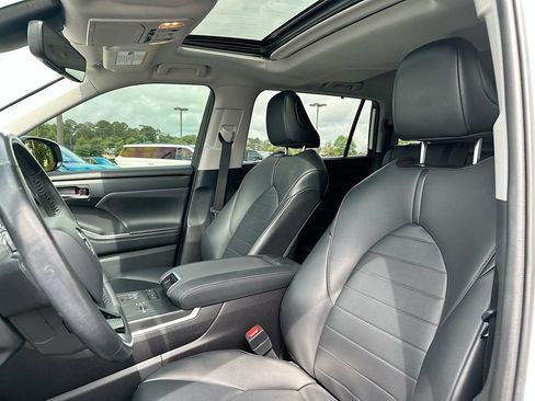Used 2021 Toyota Highlander XLE FWD image 8